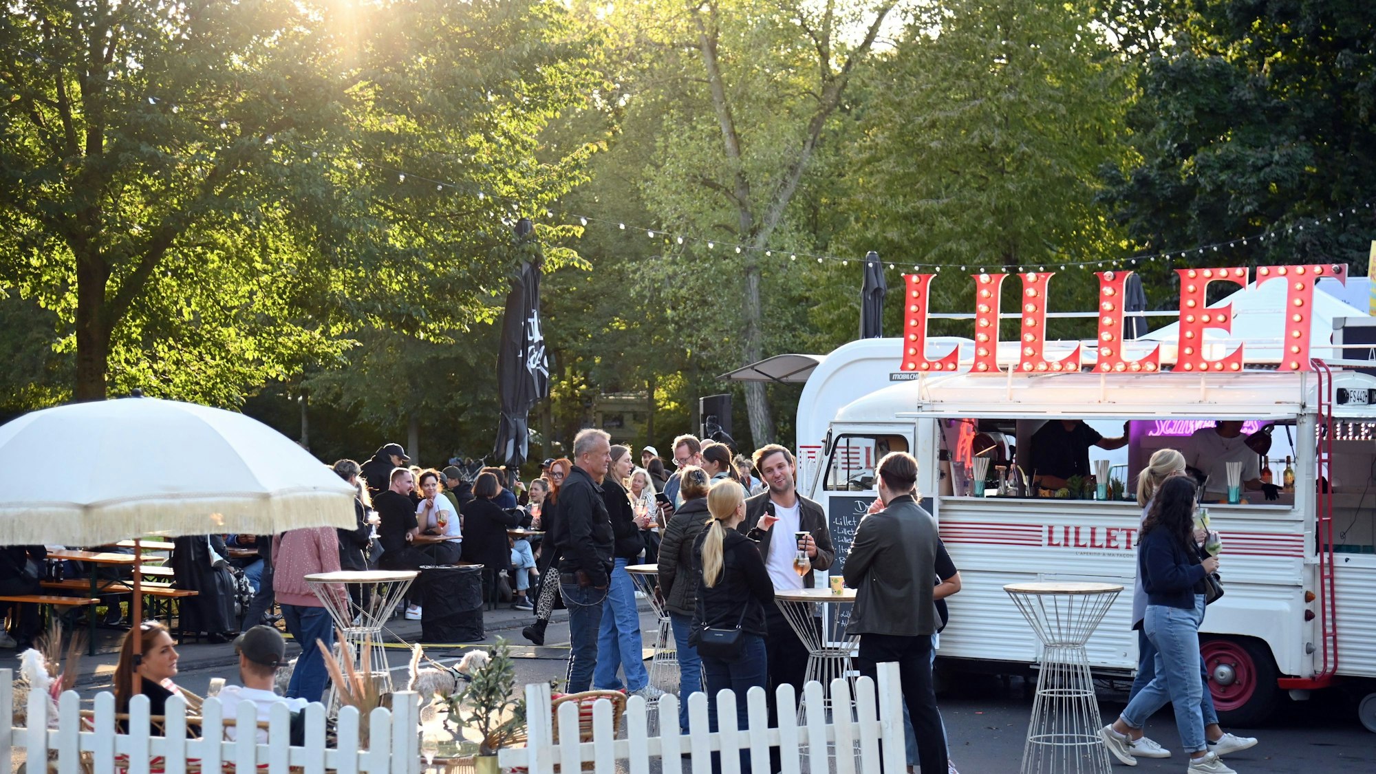 Der Apéro Markt auf der Vogelsanger Straße im September 2025