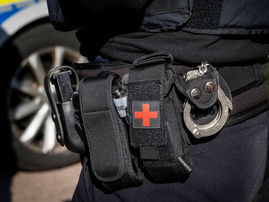 Gürtel einer Einsatzkraft mit Ausrüstung und Handschellen