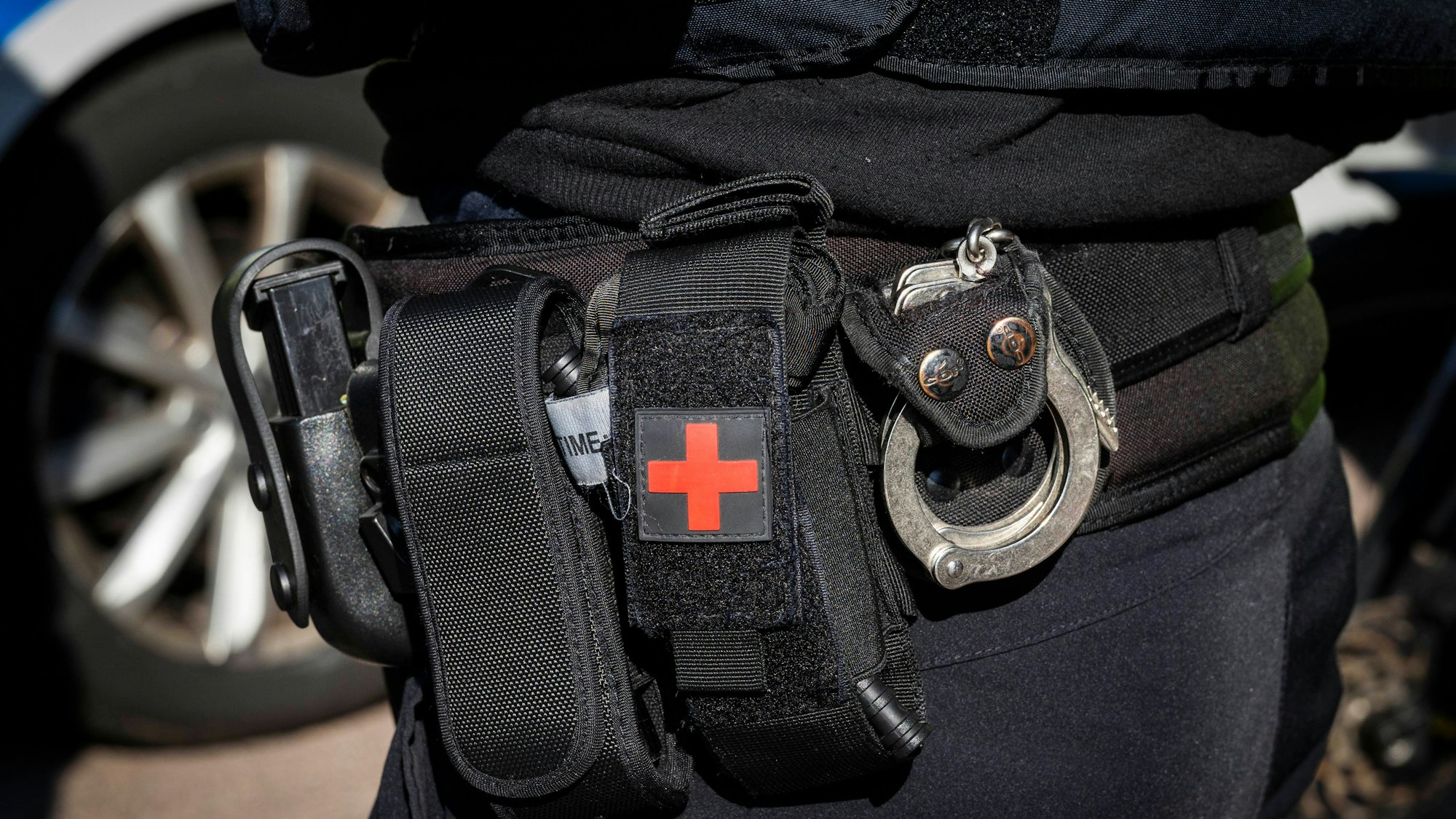 Gürtel einer Einsatzkraft mit Ausrüstung und Handschellen