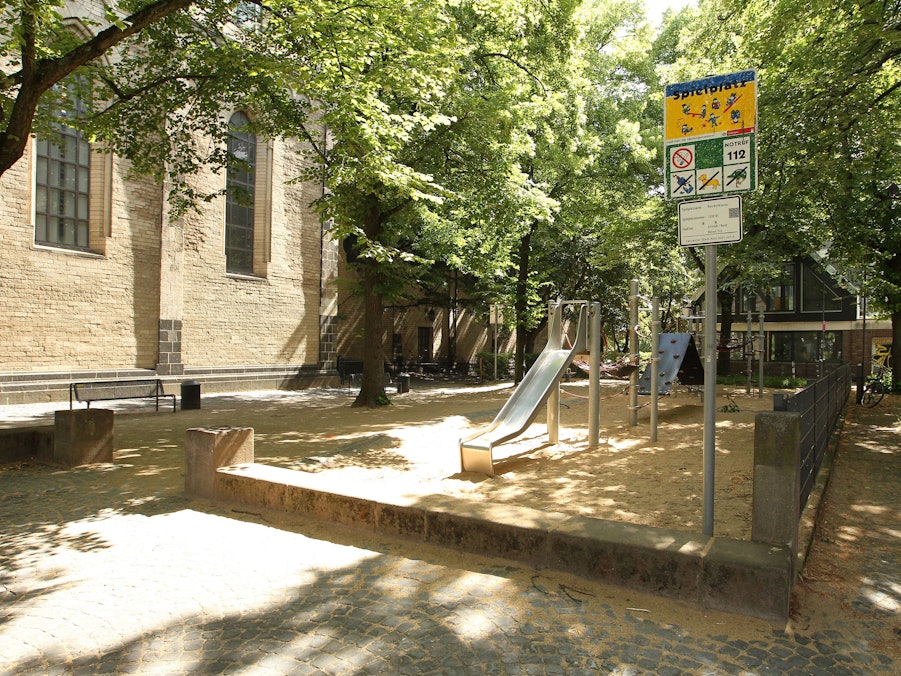 Kinderspielplatz mit Schild und Bäumen