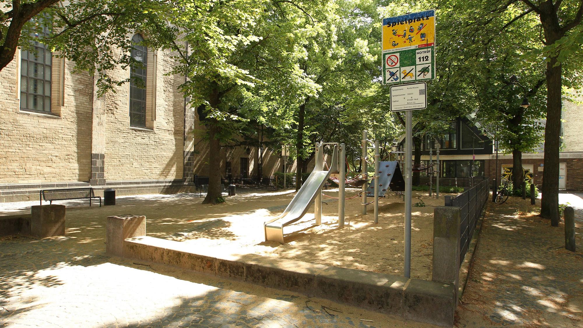Kinderspielplatz mit Schild und Bäumen