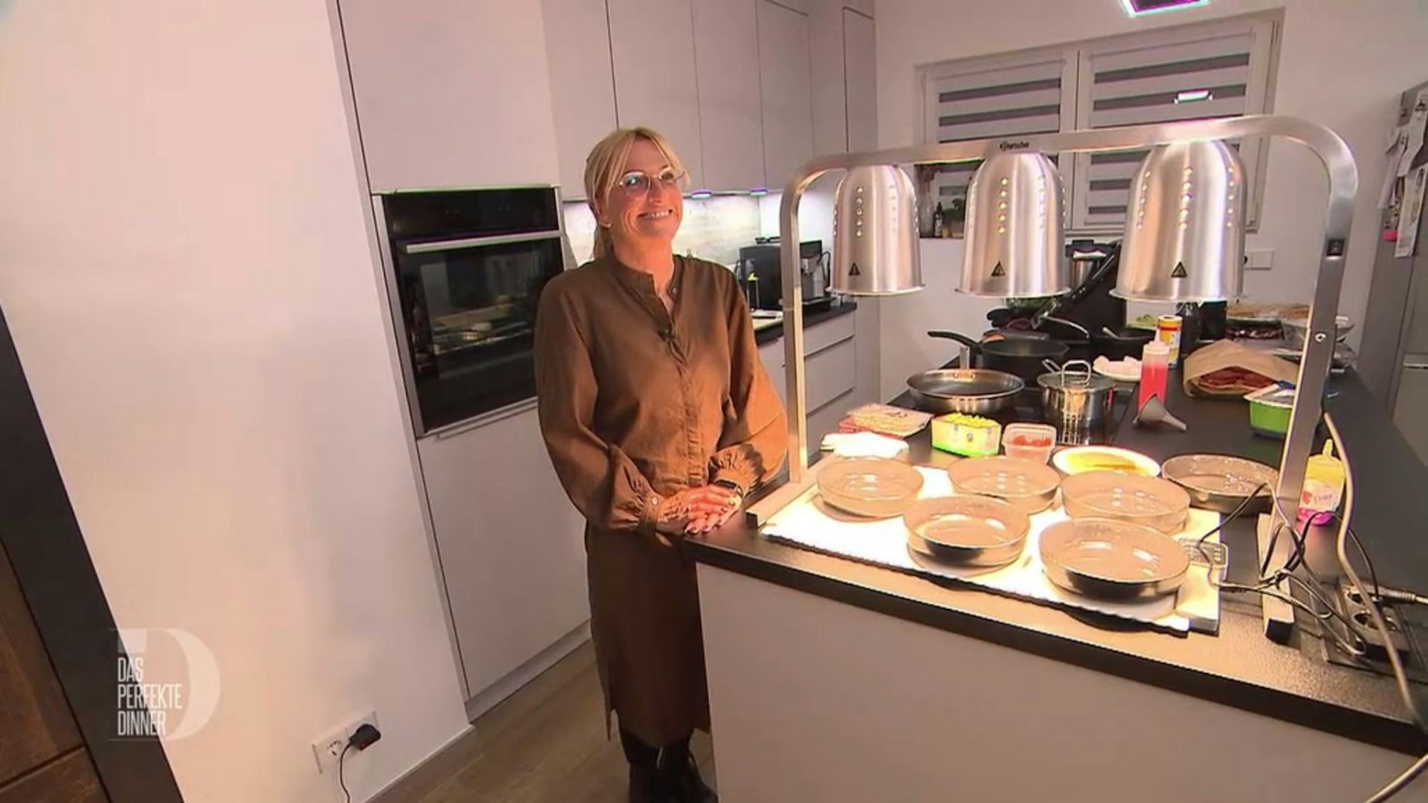 Mit Wärmebrücke und Wärmematte will Sandra verhindern, dass ihr Essen zu kalt wird.
(Bild: RTL)