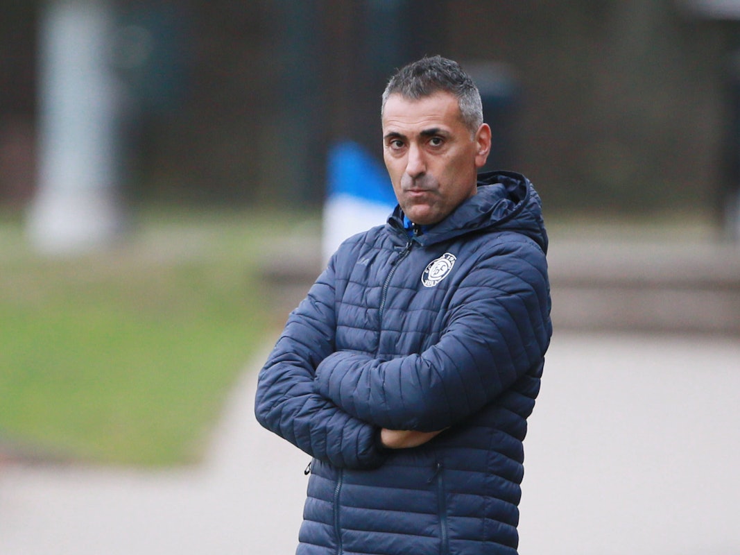 Bei einem Spiel des FC Pesch steht Ali Meybodi am Spielfeldrand.