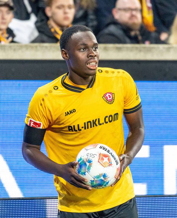 Kofi Amoako von Dynamo Dresden bei einem Einwurf