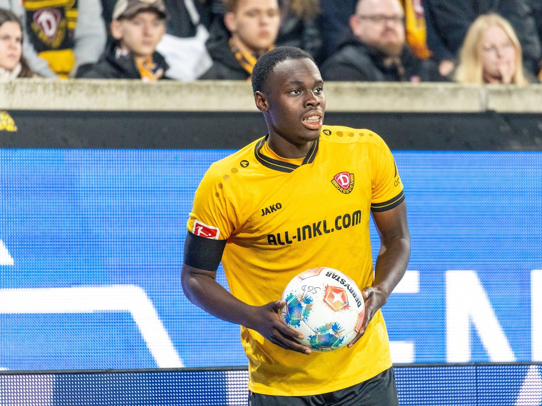 Kofi Amoako von Dynamo Dresden bei einem Einwurf