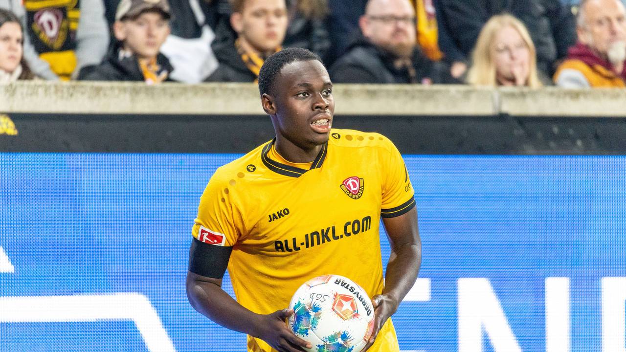 Kofi Amoako von Dynamo Dresden bei einem Einwurf
