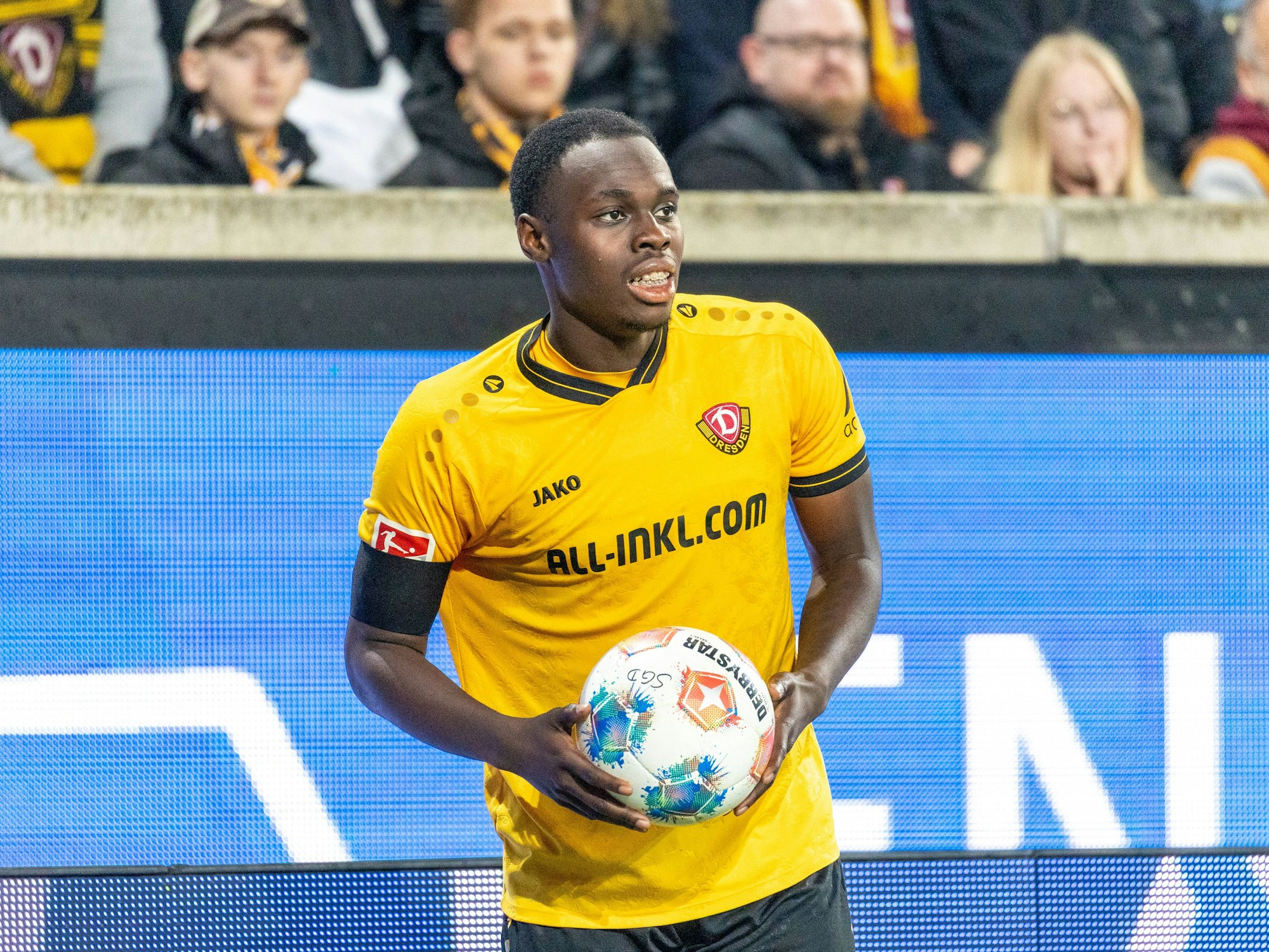 Kofi Amoako von Dynamo Dresden bei einem Einwurf