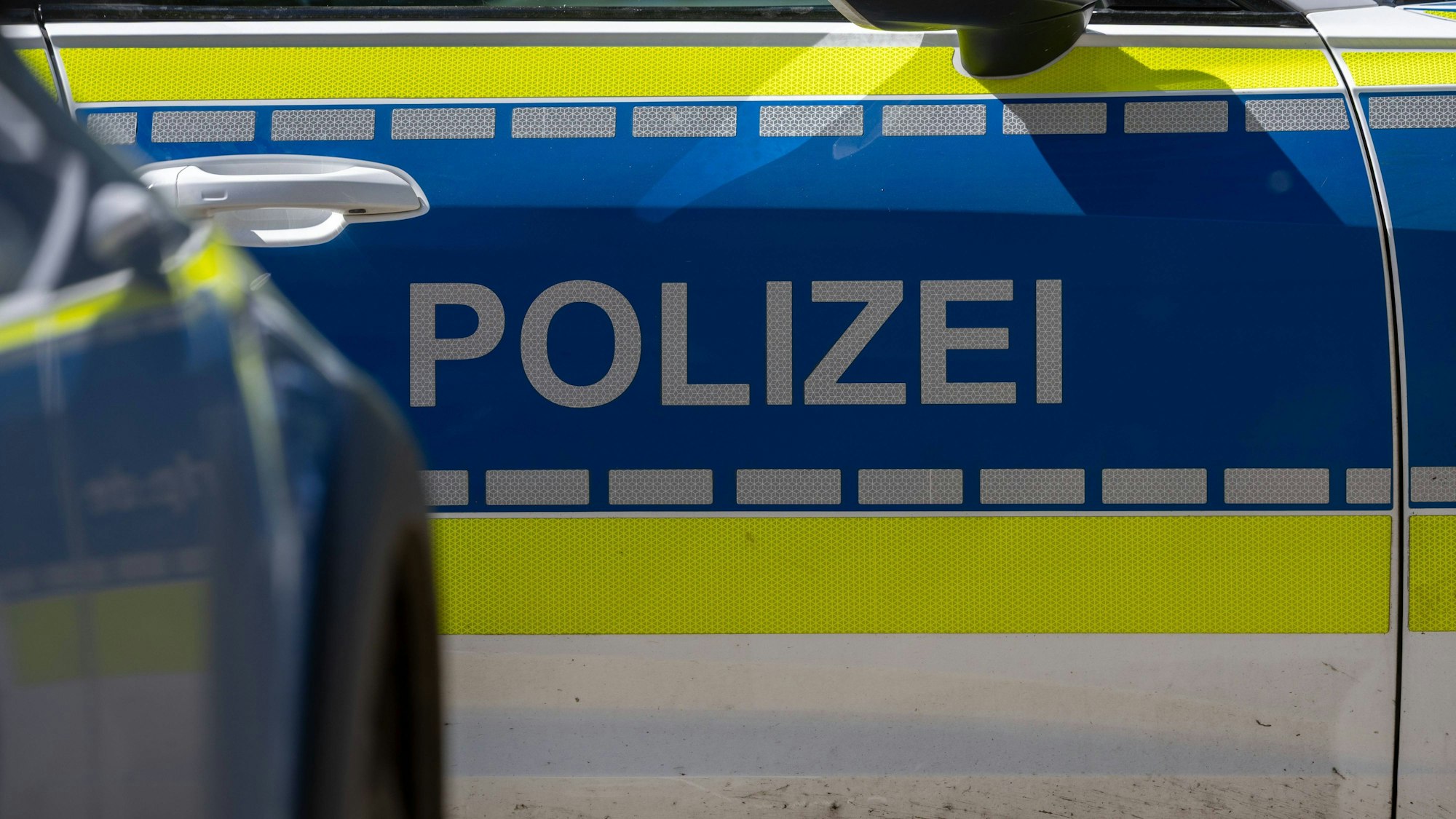 Die Seite eines Polizeiautos