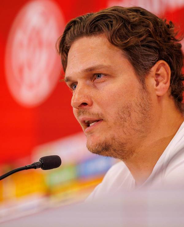 Edin Terzic spricht auf einer Pressekonferenz
