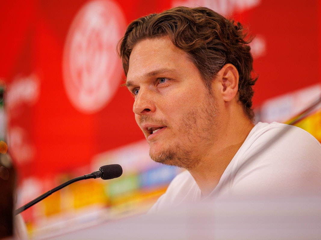 Edin Terzic spricht auf einer Pressekonferenz