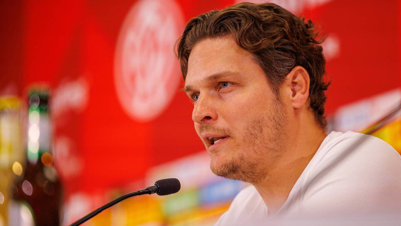 Edin Terzic spricht auf einer Pressekonferenz