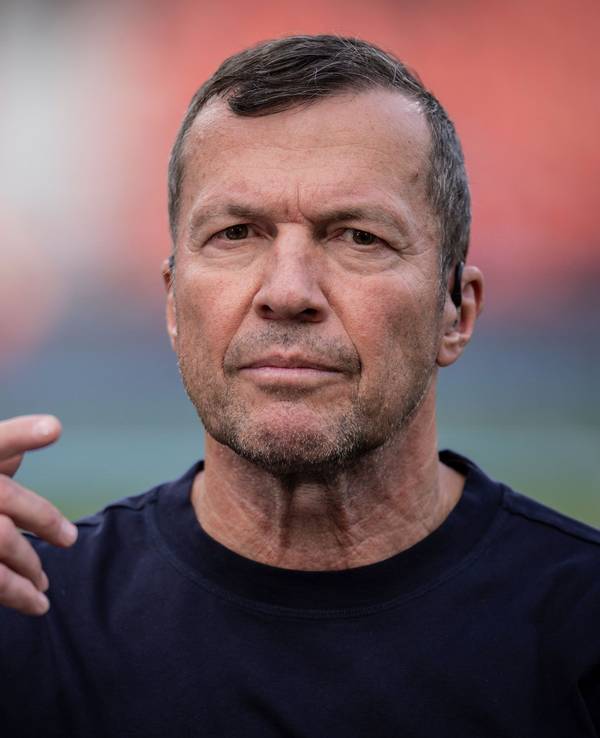 Im Stadion steht Lothar Matthäus.