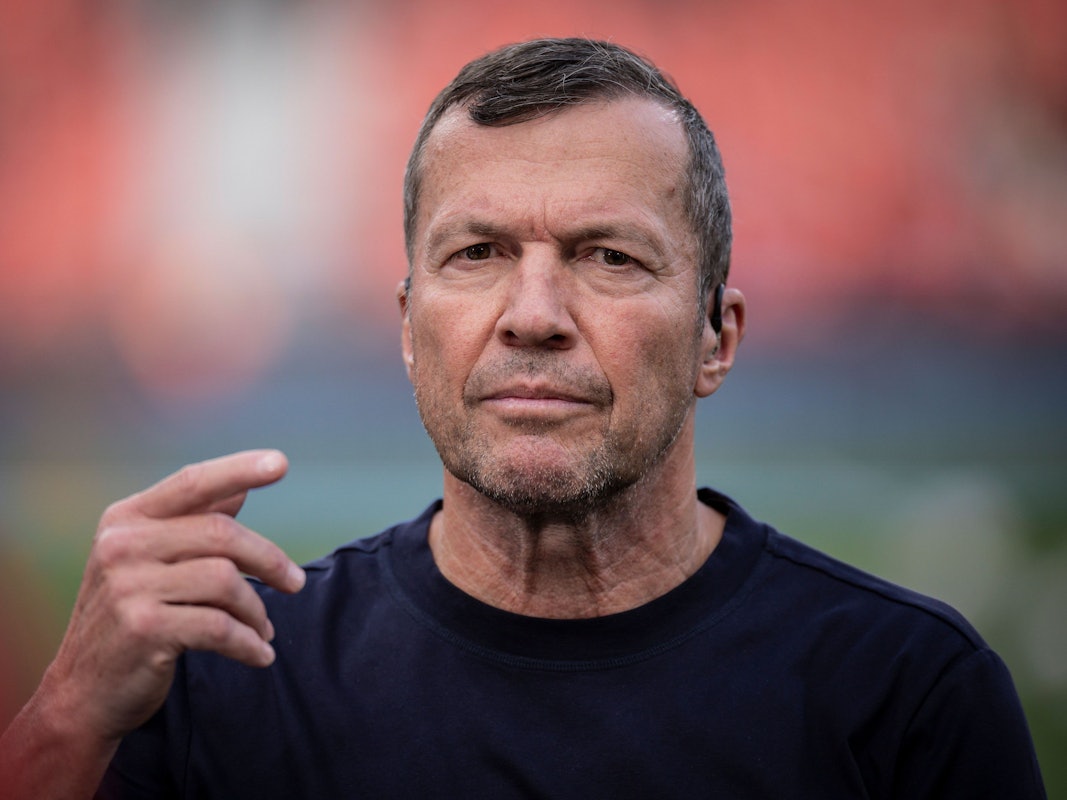 Im Stadion steht Lothar Matthäus.