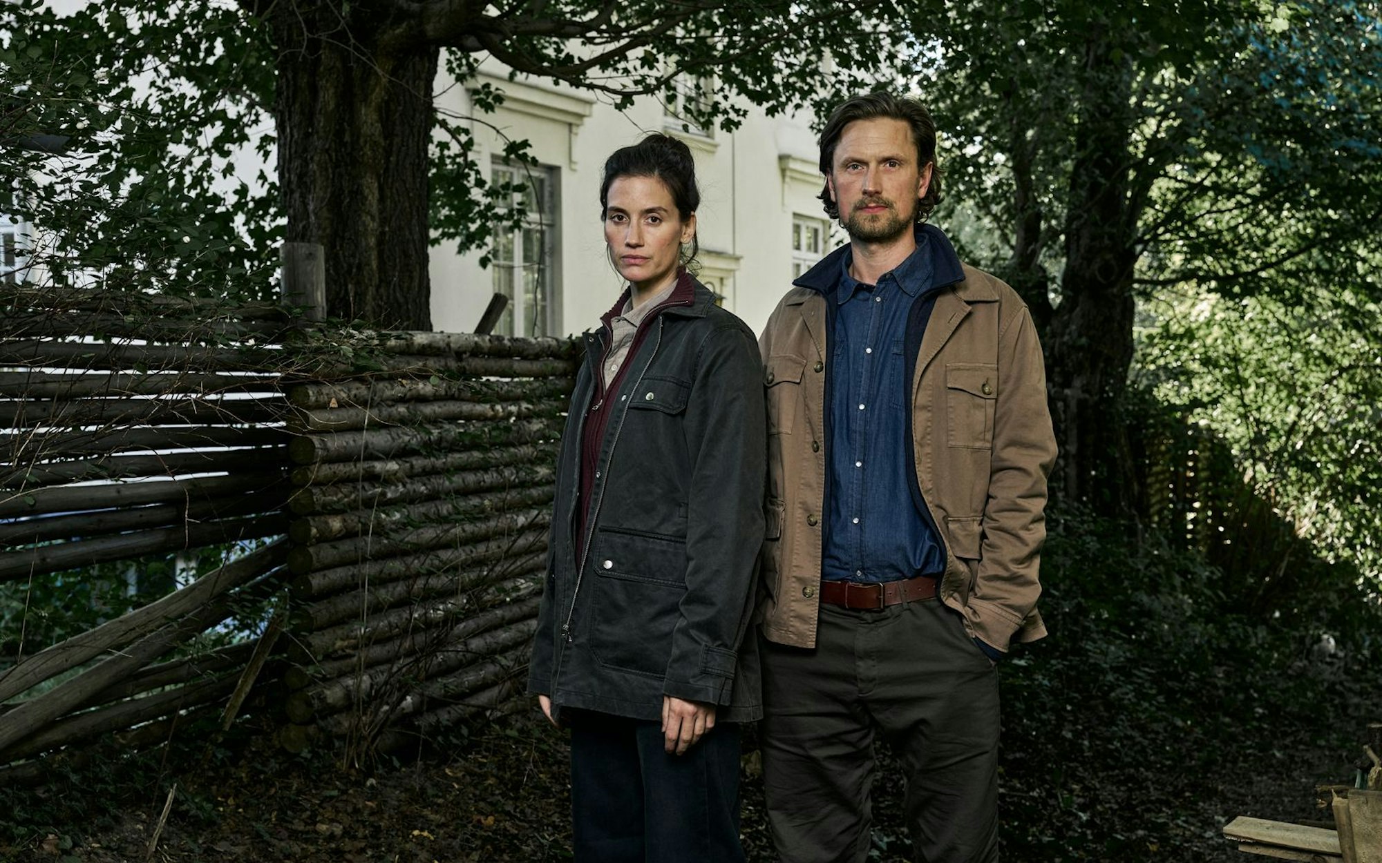 Naia Thulin (Danica Curcic) und Mark Hess (Mikkel Boe Følsgaard) ermitteln in einem neuen Fall von Serienmorden. Die Stimmung zwischen ihnen ist angespannt - was ist seit der Auflösung ihres letzten Falls zwischen ihnen vorgefallen? (Bild: Nikolaj Thaning Rentzmann/Netflix)
