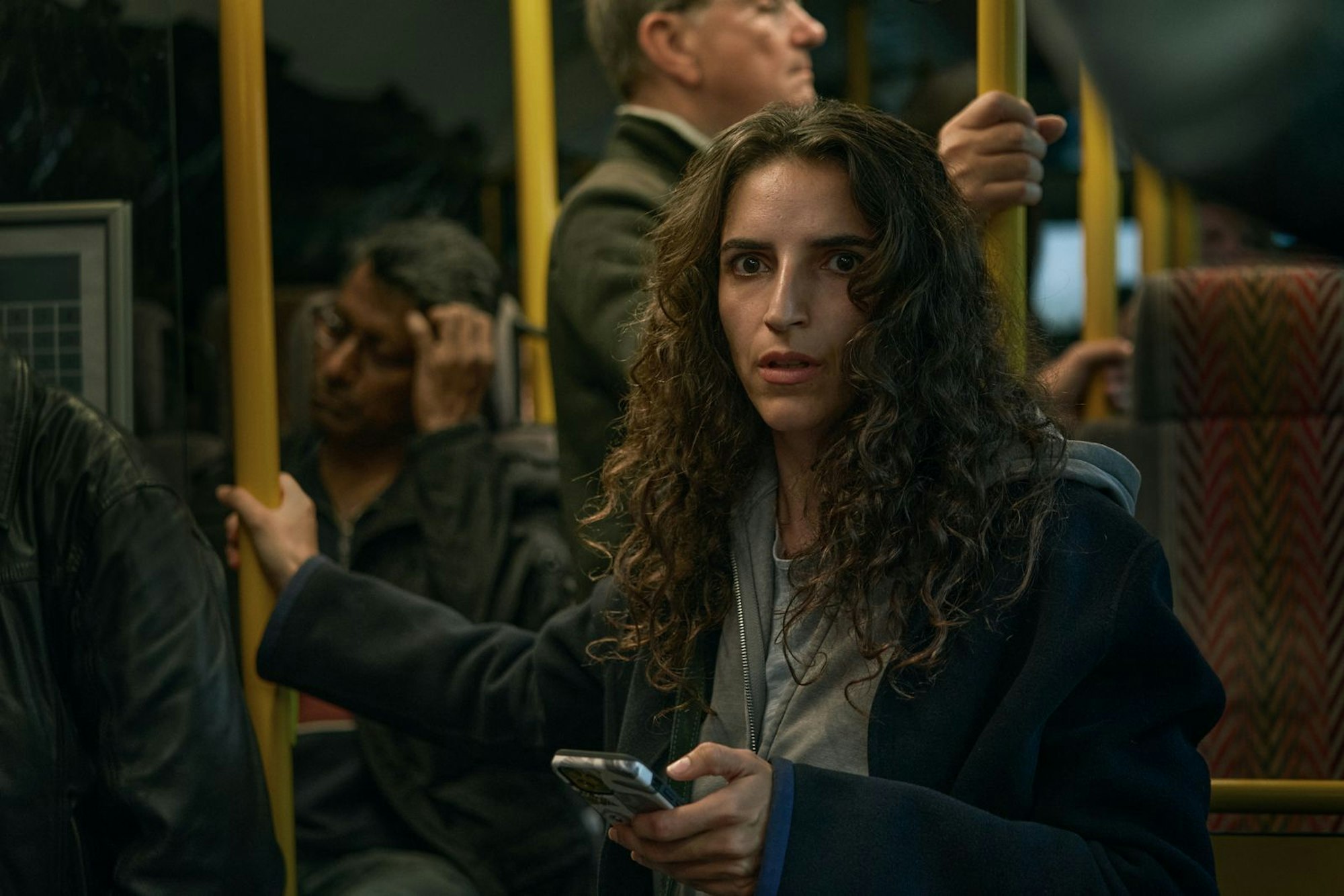 Zara Solak (Ellaha Lack) wird von einem Unbekannten gestalkt und mit Nachrichten bombardiert, in denen sie beleidigt und bedroht wird. (Bild: Tine Harden / Netflix)