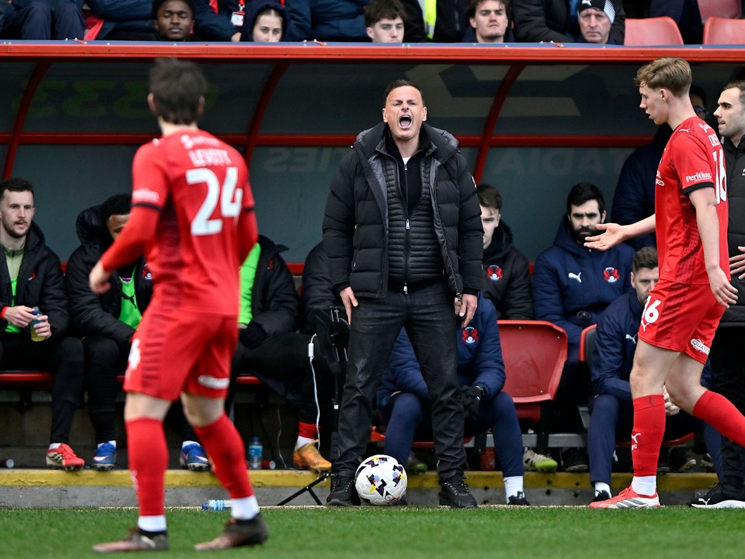 Richie Wellens schreit seine Spieler auf dem Platz an.