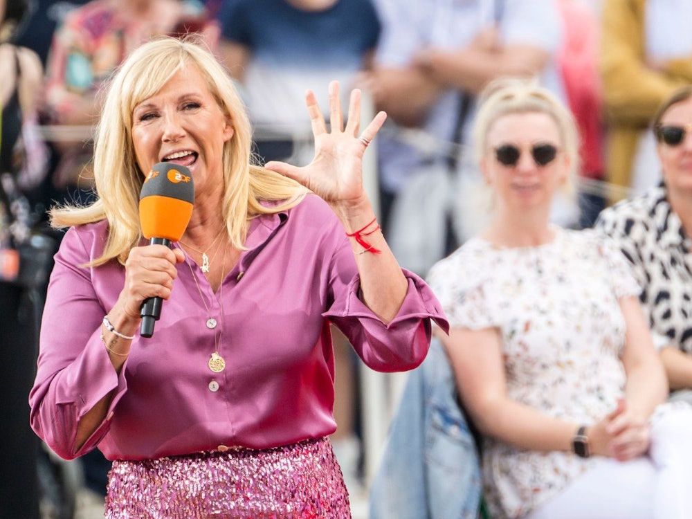 Seit dem Jahr 2000 moderiert Andrea Kiewel (60) - mit einer kurzen Unterbrechung im Jahr 2008 - die beliebte Sendung „ZDF Fernsehgarten“ (Ab 10. Mai, sonntags, 12.00 Uhr). Anlässlich des 40-jährigen Bestehens blickt die 60-Jährige auf ihre Karriere zurück. (Bild: 2024 Getty Images/Thomas Lohnes)