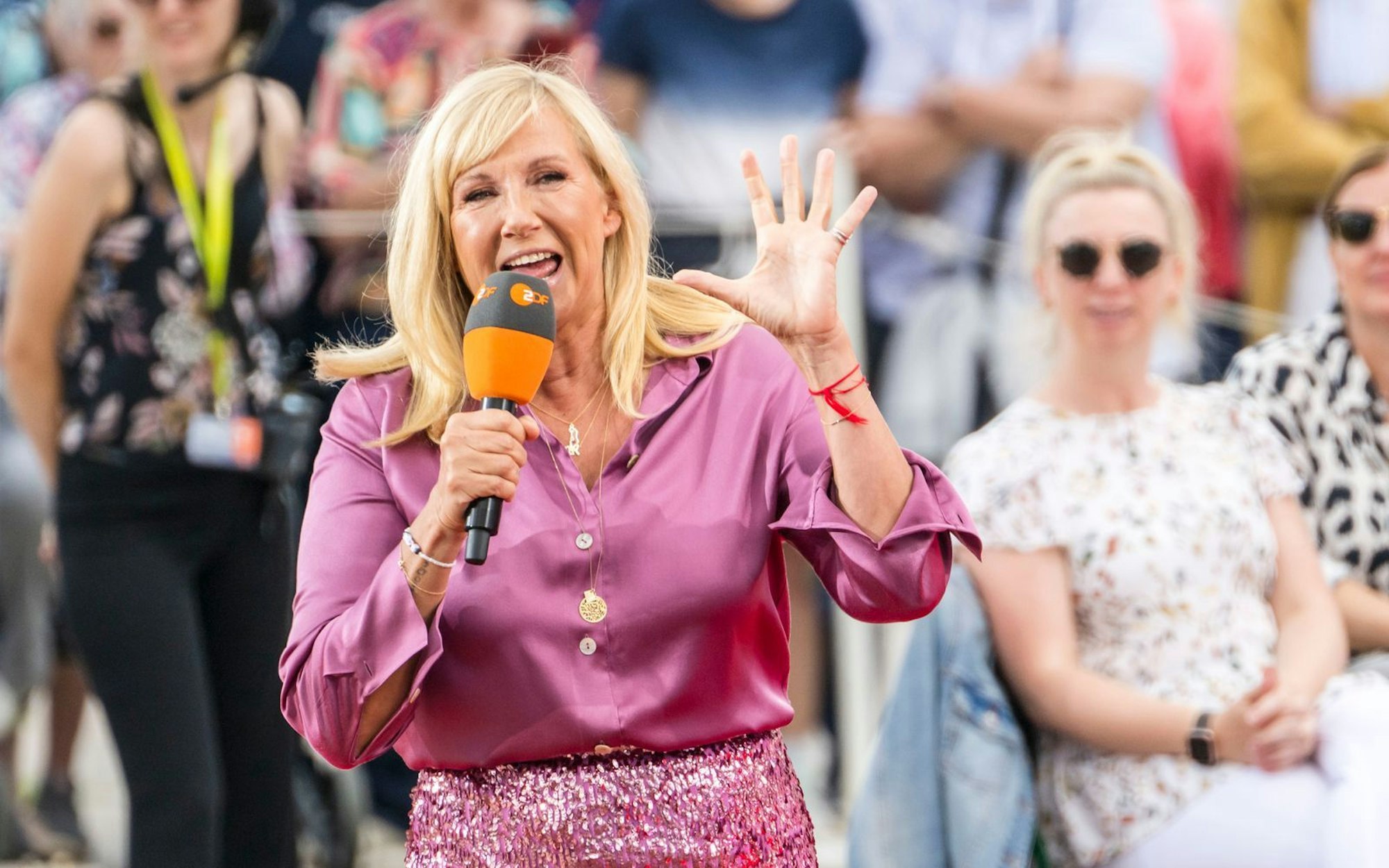 Seit dem Jahr 2000 moderiert Andrea Kiewel (60) - mit einer kurzen Unterbrechung im Jahr 2008 - die beliebte Sendung „ZDF Fernsehgarten“ (Ab 10. Mai, sonntags, 12.00 Uhr). Anlässlich des 40-jährigen Bestehens blickt die 60-Jährige auf ihre Karriere zurück. (Bild: 2024 Getty Images/Thomas Lohnes)