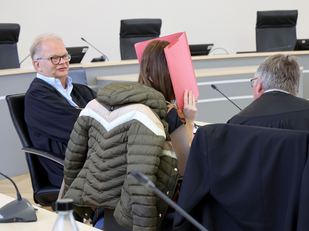Die Anwälte Thomas Löcker und Andreas Ohm (v.l.) warten mit der Angeklagten im Saal des Landgerichts auf die Fortsetzung des Verfahrens wegen Mordes. Der Angeklagten wird vorgeworfen, heimtückisch und aus sonst niedrigen Beweggründen den zur Tatzeit achtjährigen Fabian aus Güstrow getötet zu haben.