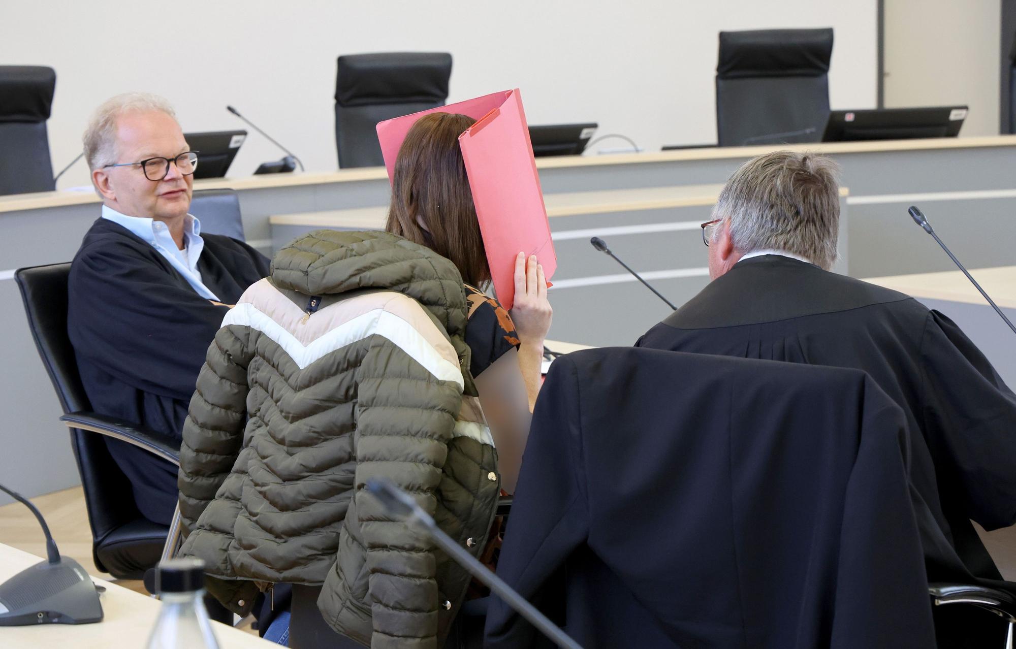 Die Anwälte Thomas Löcker und Andreas Ohm (v.l.) warten mit der Angeklagten im Saal des Landgerichts auf die Fortsetzung des Verfahrens wegen Mordes. Der Angeklagten wird vorgeworfen, heimtückisch und aus sonst niedrigen Beweggründen den zur Tatzeit achtjährigen Fabian aus Güstrow getötet zu haben.