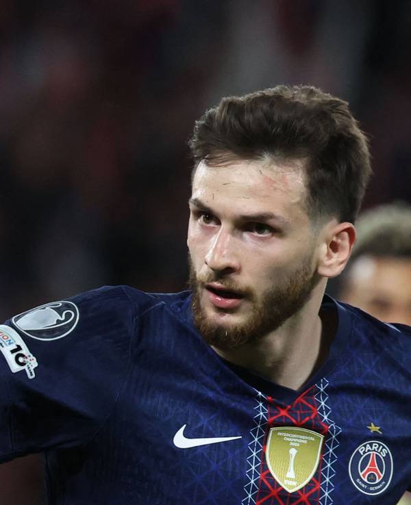PSG-Angreifer Khvicha Kvaratskhelia jubelt nach einem Tor gegen den FC Bayern