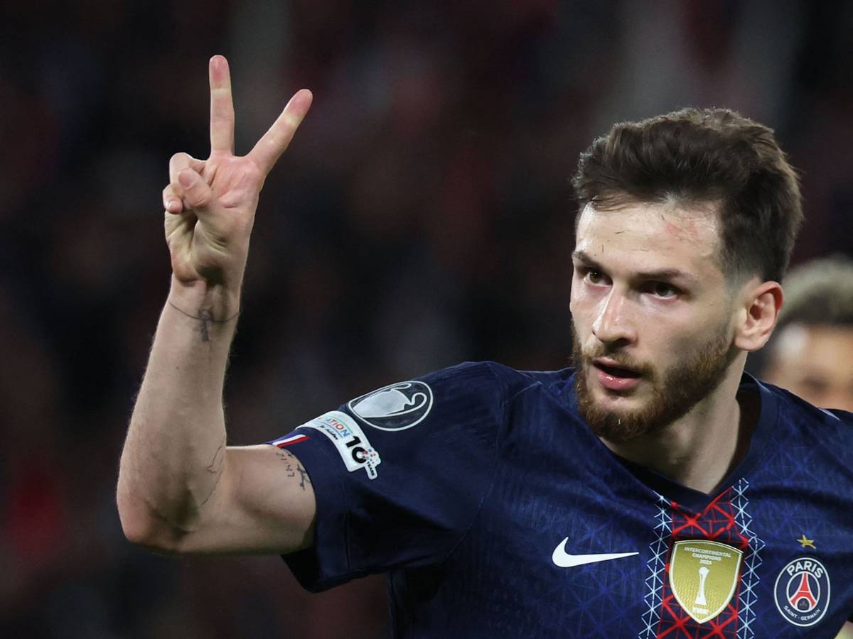 PSG-Angreifer Khvicha Kvaratskhelia jubelt nach einem Tor gegen den FC Bayern