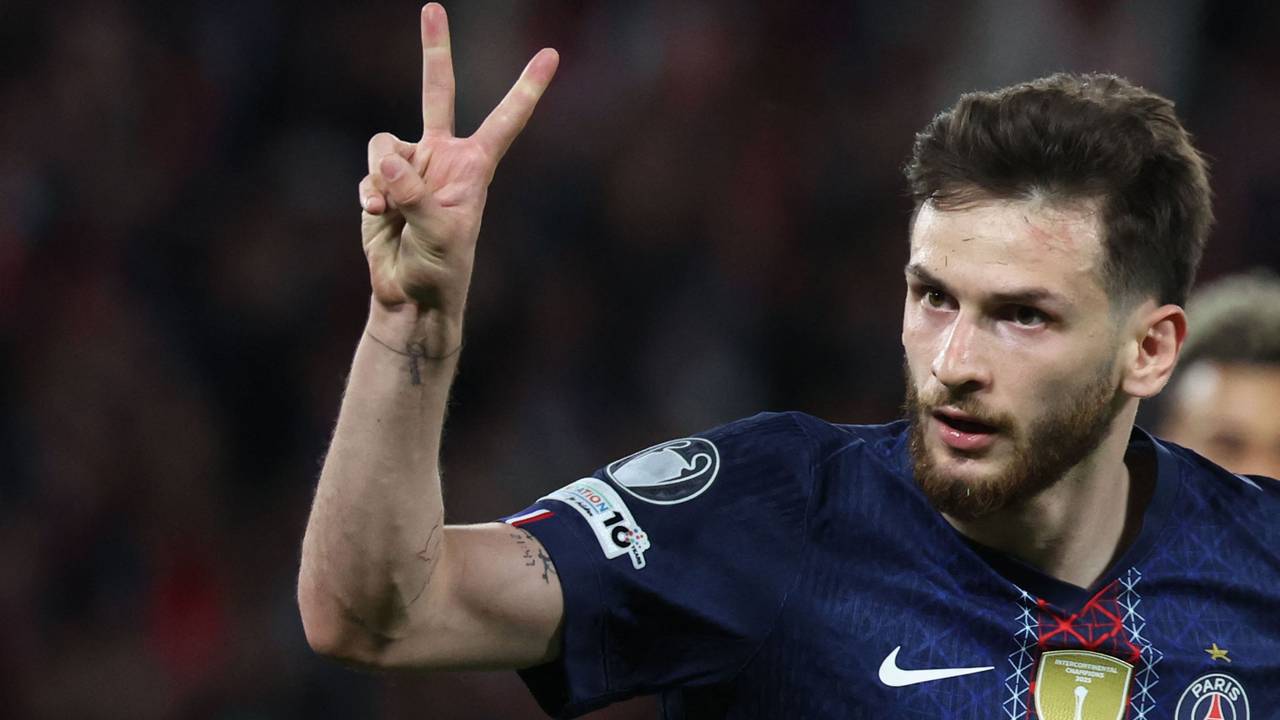 PSG-Angreifer Khvicha Kvaratskhelia jubelt nach einem Tor gegen den FC Bayern