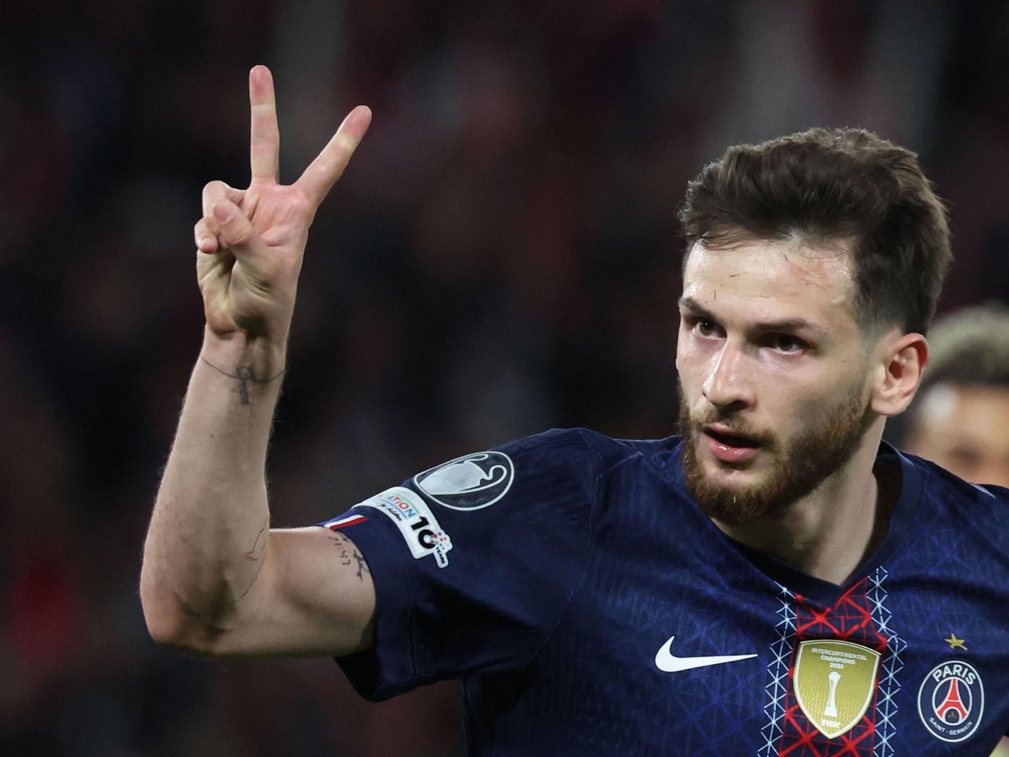 PSG-Angreifer Khvicha Kvaratskhelia jubelt nach einem Tor gegen den FC Bayern