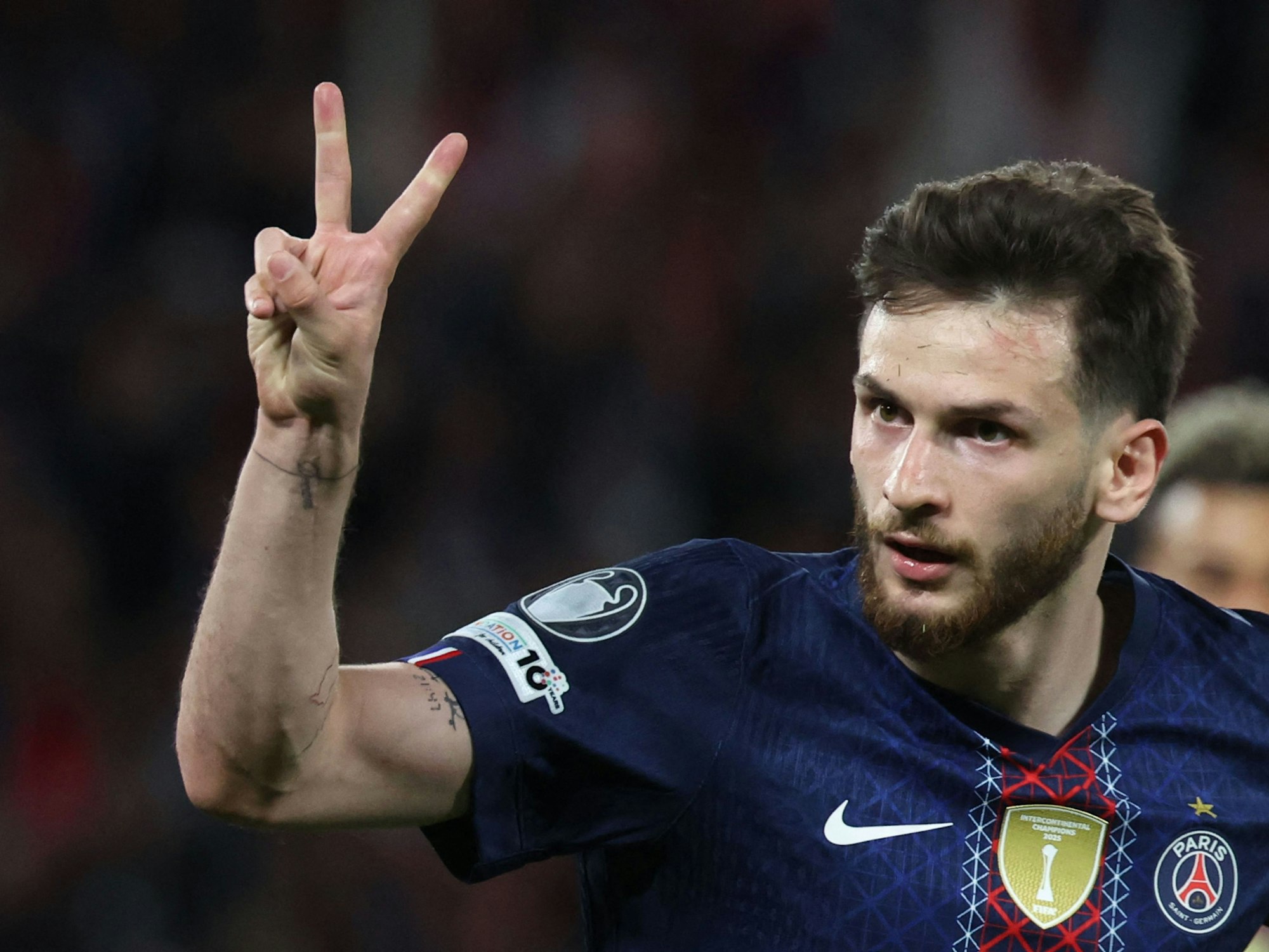 PSG-Angreifer Khvicha Kvaratskhelia jubelt nach einem Tor gegen den FC Bayern