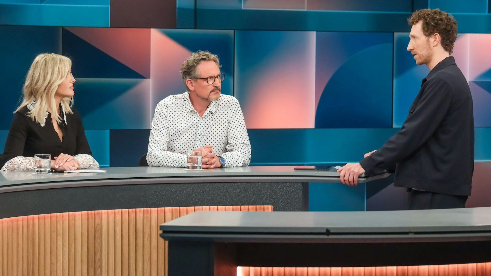 Moderator Louis Klamroth (rechts) diskutierte mit seinen „Hart aber fair“-Gästen Patrice Aminati und Eckart von Hirschhausen über das deutschen Gesundheitswesen. (Bild: WDR/Oliver Ziebe)