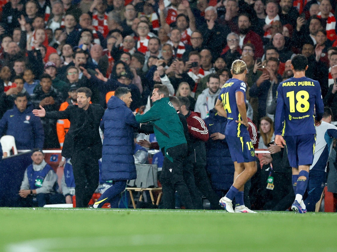 Tobias Stieler ging energisch dazwischen, als Diego Simeone an der Seitenlinie loslegte.