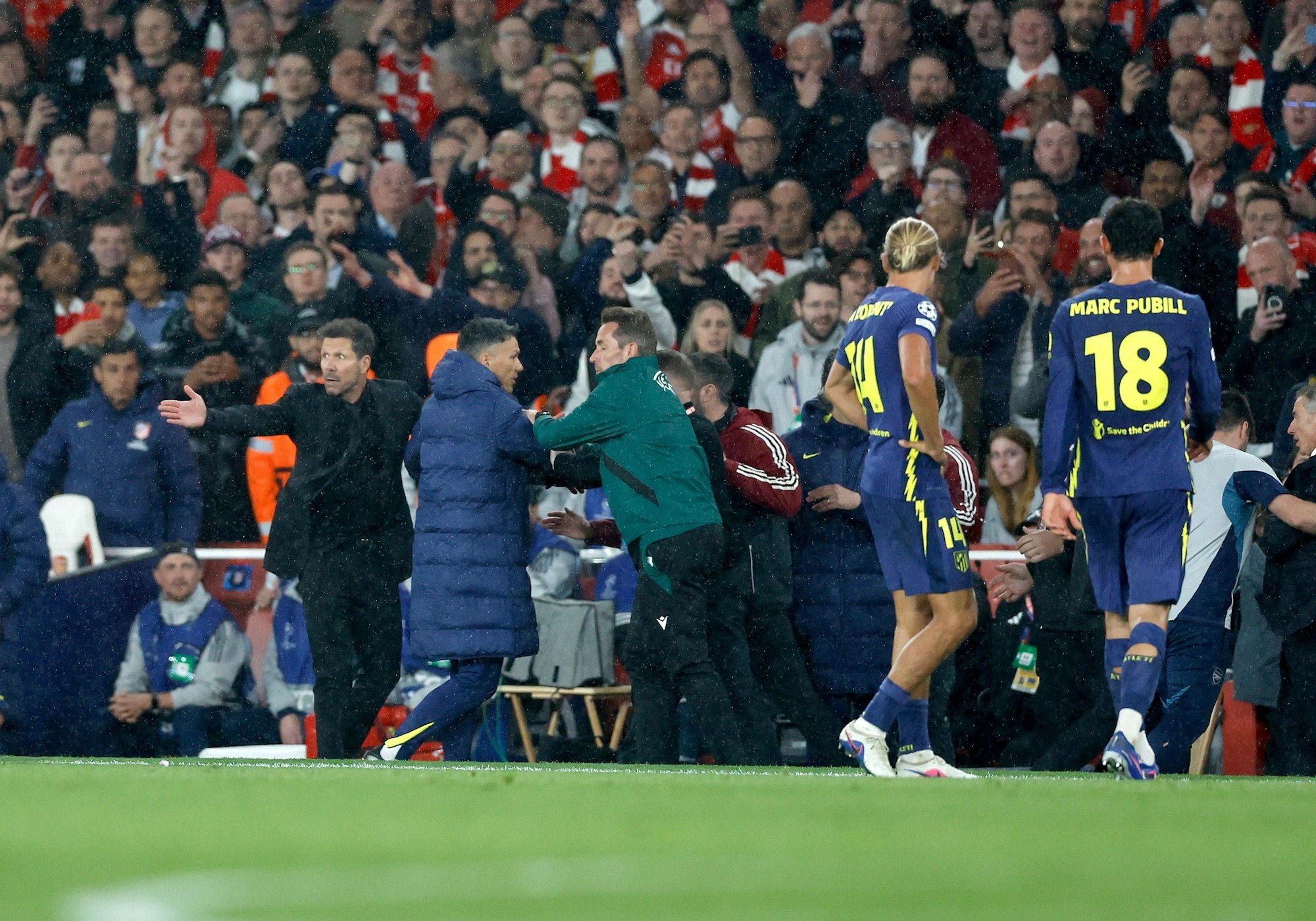 Tobias Stieler ging energisch dazwischen, als Diego Simeone an der Seitenlinie loslegte.