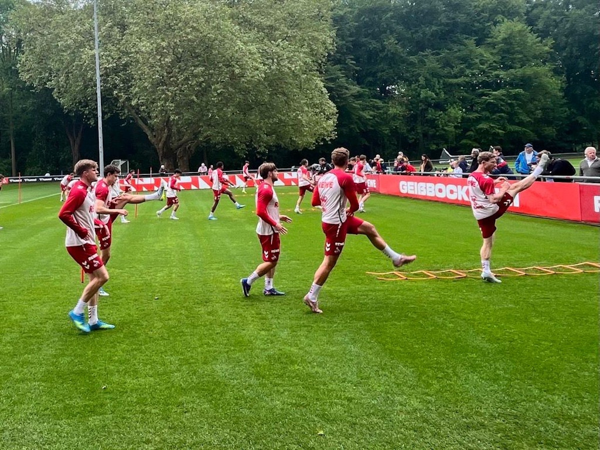Die Spieler des 1. FC Köln auf dem Trainingsplatz.