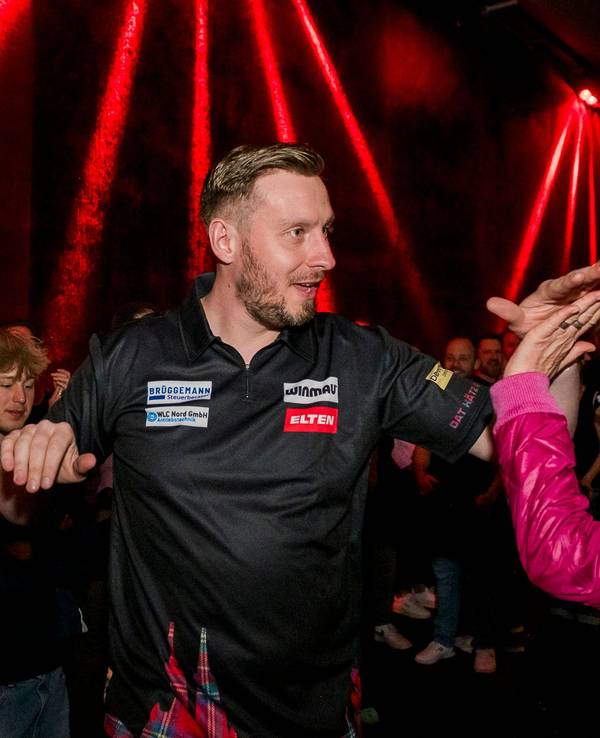 Florian Hempel kommt bei Köllepally in den Saal.