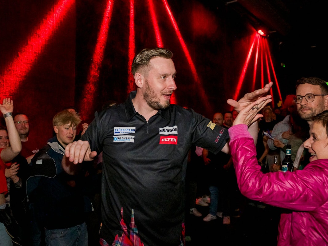 Florian Hempel kommt bei Köllepally in den Saal.