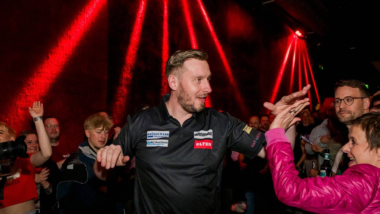 Florian Hempel kommt bei Köllepally in den Saal.