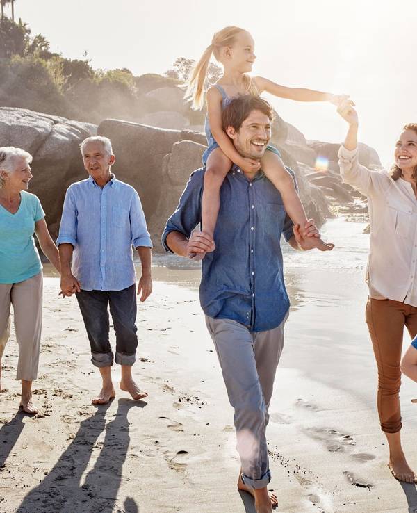 Drei Generationen einer Familie machen gemeinsam Urlaub