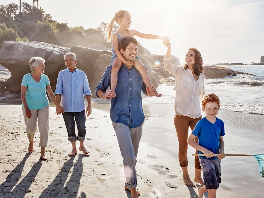 Drei Generationen einer Familie machen gemeinsam Urlaub