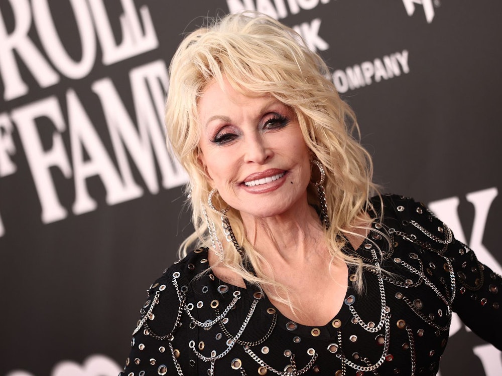 Country-Ikone Dolly Parton fühlt sich noch nicht fit genug, um auf die Bühne zu treten. (Bild: 2022 Getty Images/Emma McIntyre)