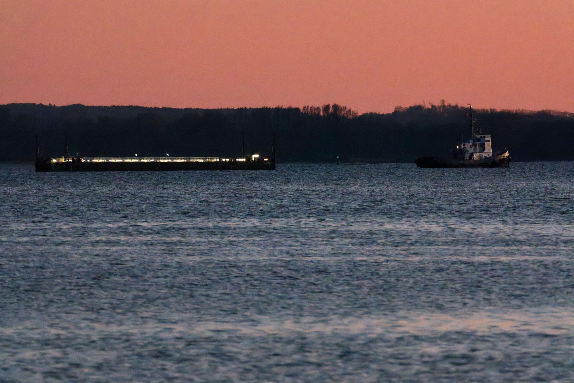 Das Schleppschiff Robin Hood (r) schleppt die Barge in die Ostsee Richtung Fehmarn.
