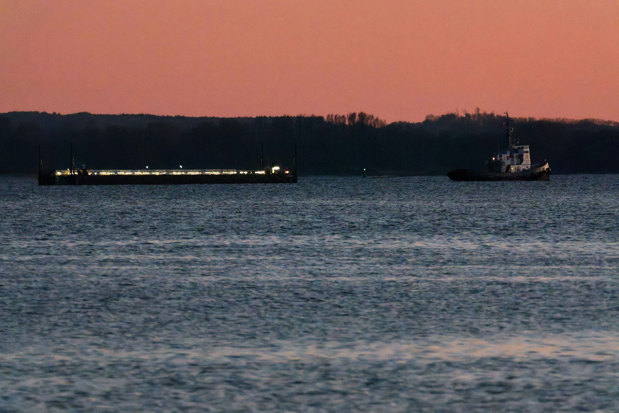 Das Schleppschiff Robin Hood (r) schleppt die Barge in die Ostsee Richtung Fehmarn.
