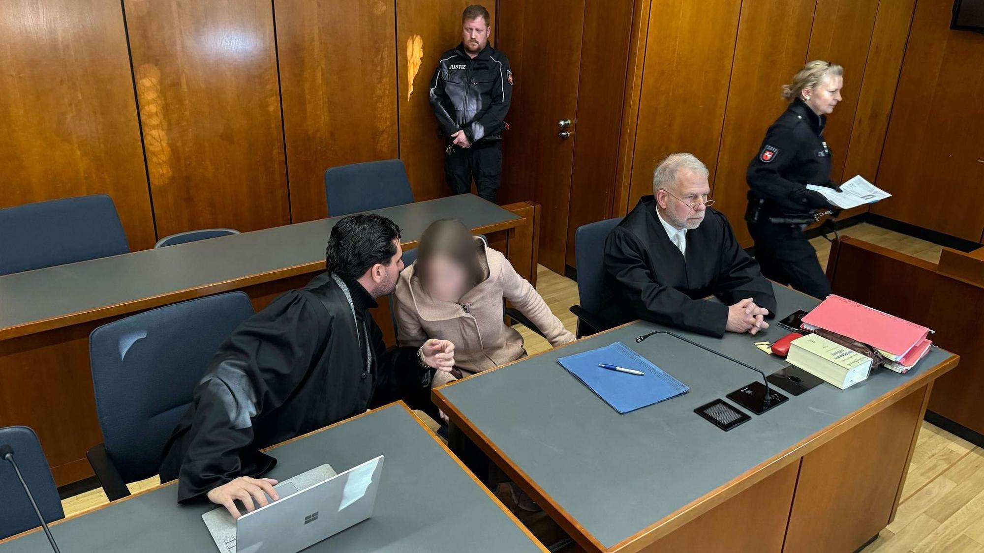 Prozess gegen Sozialarbeiterin wegen Mord an 15-Jähriger