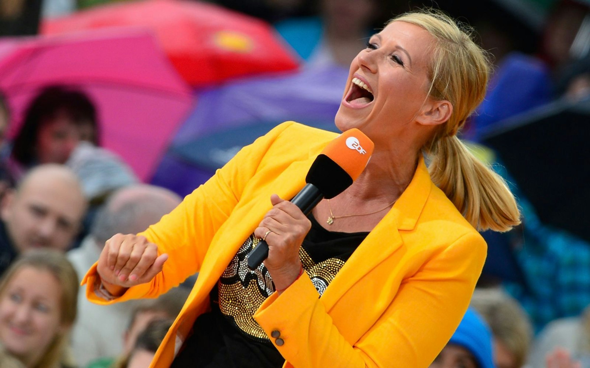 Moderatorin Andrea Kiewel weiß aus Erfahrung, wie es ist, in einer Live-Sendung auch mal improvisieren zu müssen. Anlässlich des Jubiläums-Sommers des „ZDF Fernsehgartens“ (Ab 10. Mai, sonntags, 12.00 Uhr) erinnert sich die 60-Jährige im Interview an den einen oder anderen spannenden Moment. (Bild: 2014 Getty Images/Thomas Lohnes)