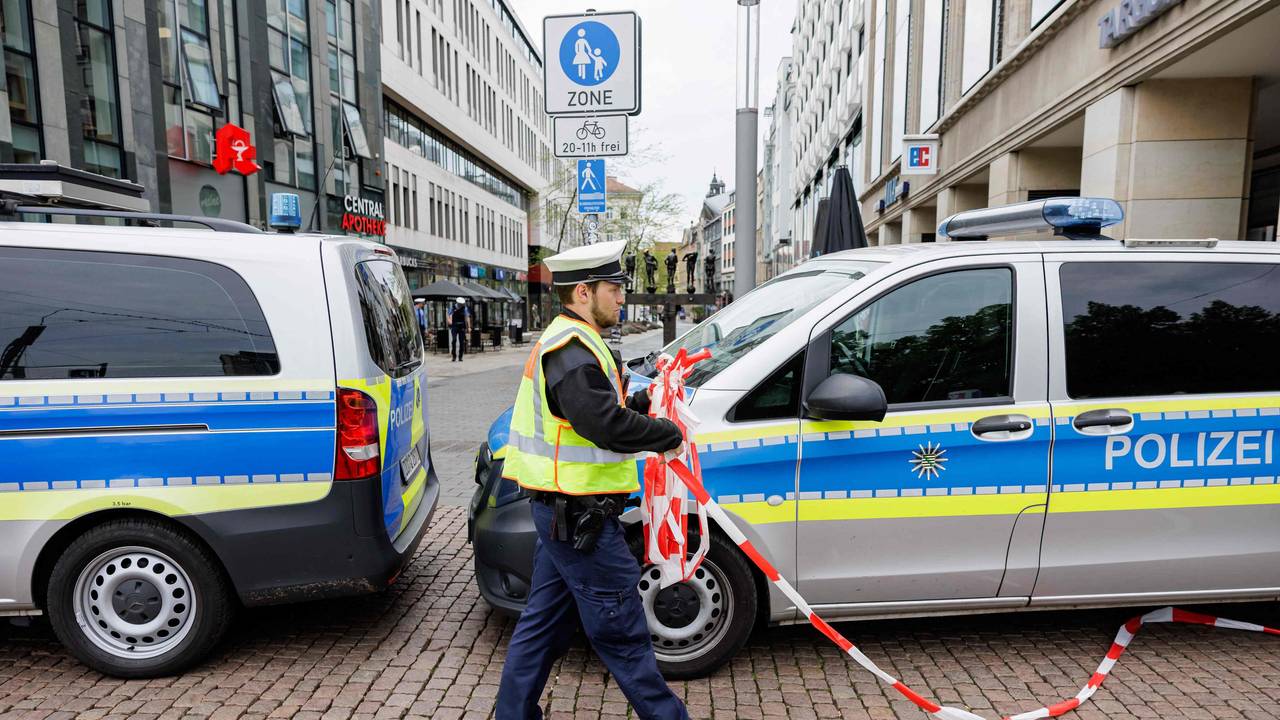 Ein Polizist entfernt am 5. Mai 2026 die Absperrung am Eingang zur Fußgängerzone der Grimmaischen Straße in Leipzig, unweit der Stelle, an der ein Auto in eine Menschenmenge gerast war und dabei zwei Menschen getötet und mehrere verletzt hatte.