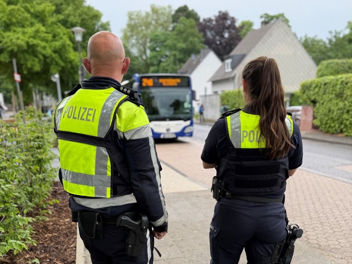 Polizei und Ordnungsamt kontrollieren Halteverbot an Anne-Frank-Gesamtschule.