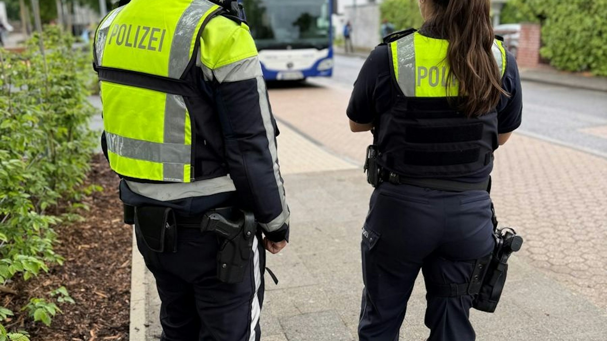 Polizei und Ordnungsamt kontrollieren Halteverbot an Anne-Frank-Gesamtschule.