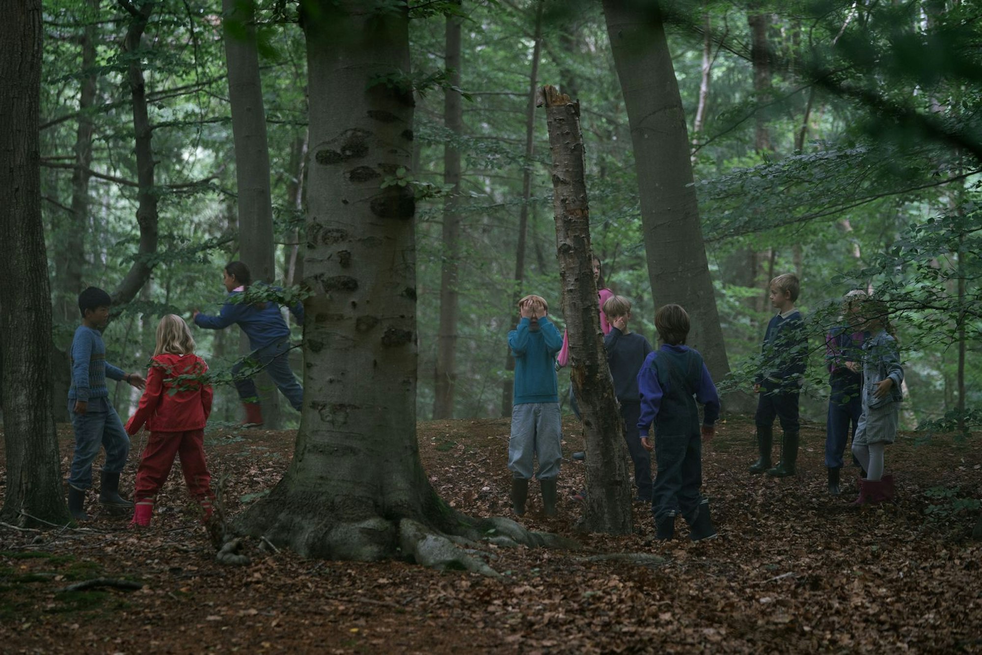 Vor etwa 30 Jahren machte eine Gruppe von Heimkindern einen Ausflug, unter anderem, um Vögel zu beobachten. Die Kinder spielten Verstecken, Emil(David Dam Jexent, Mitte) zählte den bekannten Abzählreim - und stieß bei der Suche nach den anderen auf eine Leiche. (Bild: Tine Harden / Netflix)