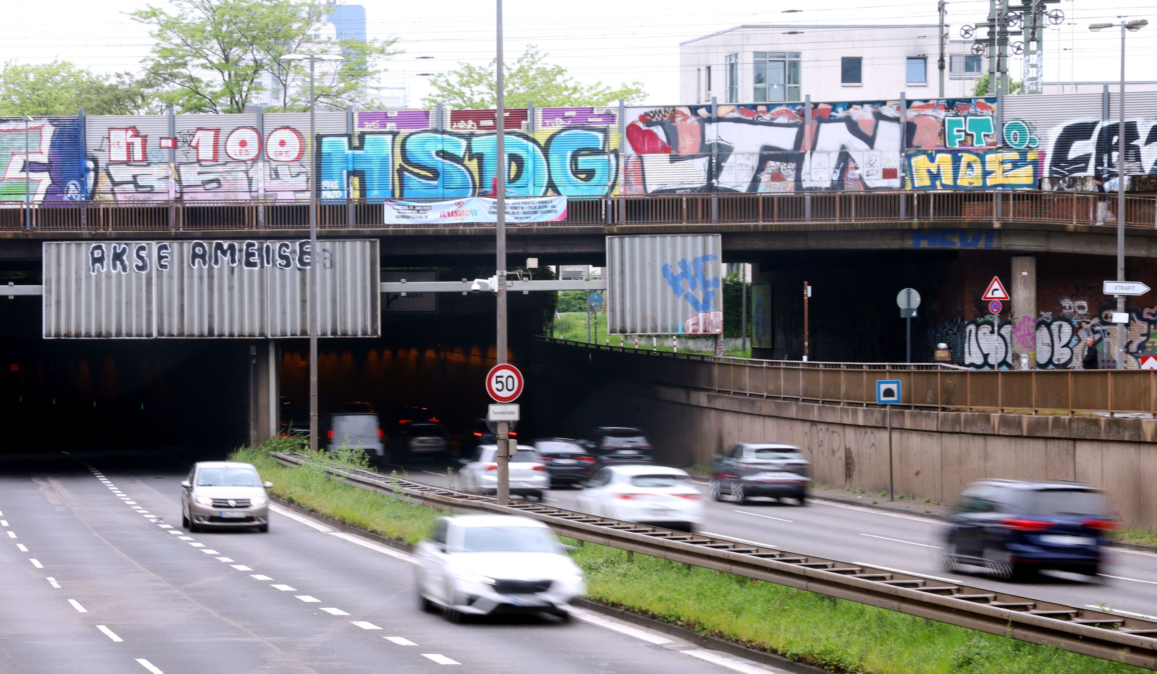 Herkulesstraße, Zurbinger zur A57, auf Höhe der Ausfahrt Ehrenfeld