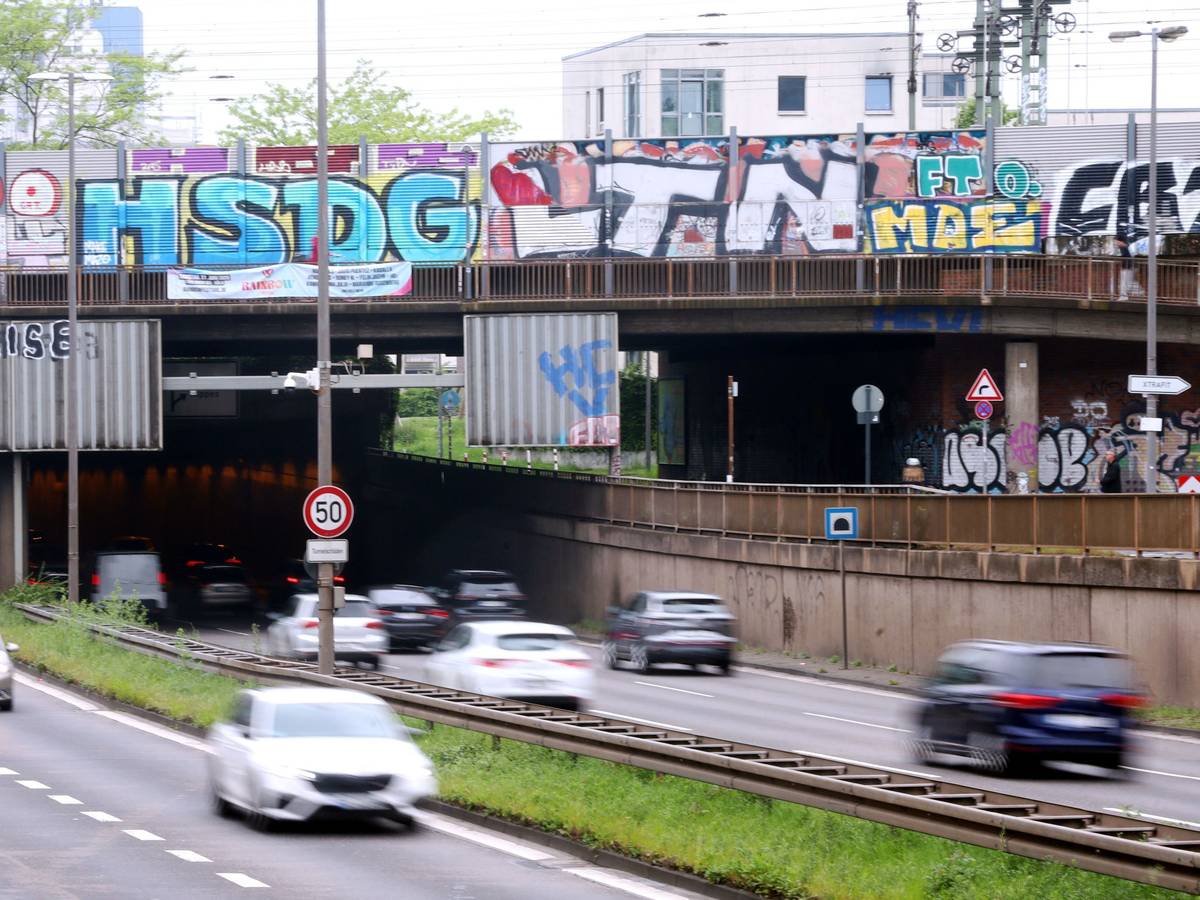Herkulesstraße, Zurbinger zur A57, auf Höhe der Ausfahrt Ehrenfeld