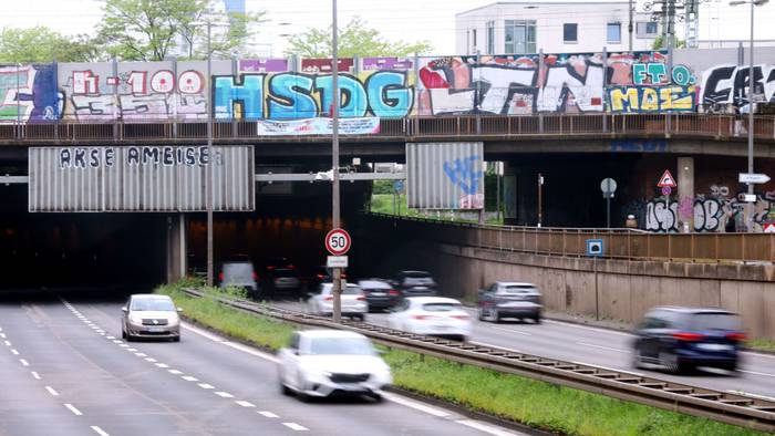 Herkulesstraße, Zurbinger zur A57, auf Höhe der Ausfahrt Ehrenfeld